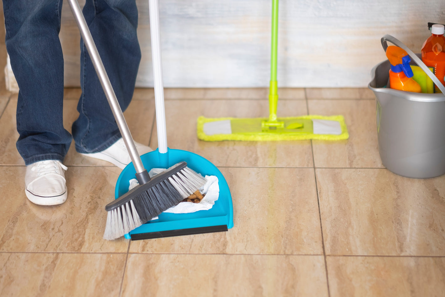 Mături, mopuri, lavete