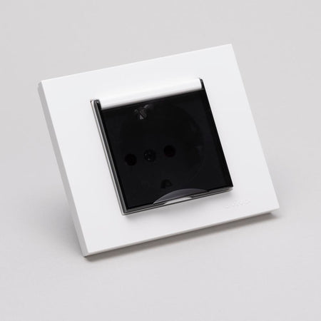 Priză Schuko cu capac 16A 230V pentru montaj încastrat, alb Grano Ovivo