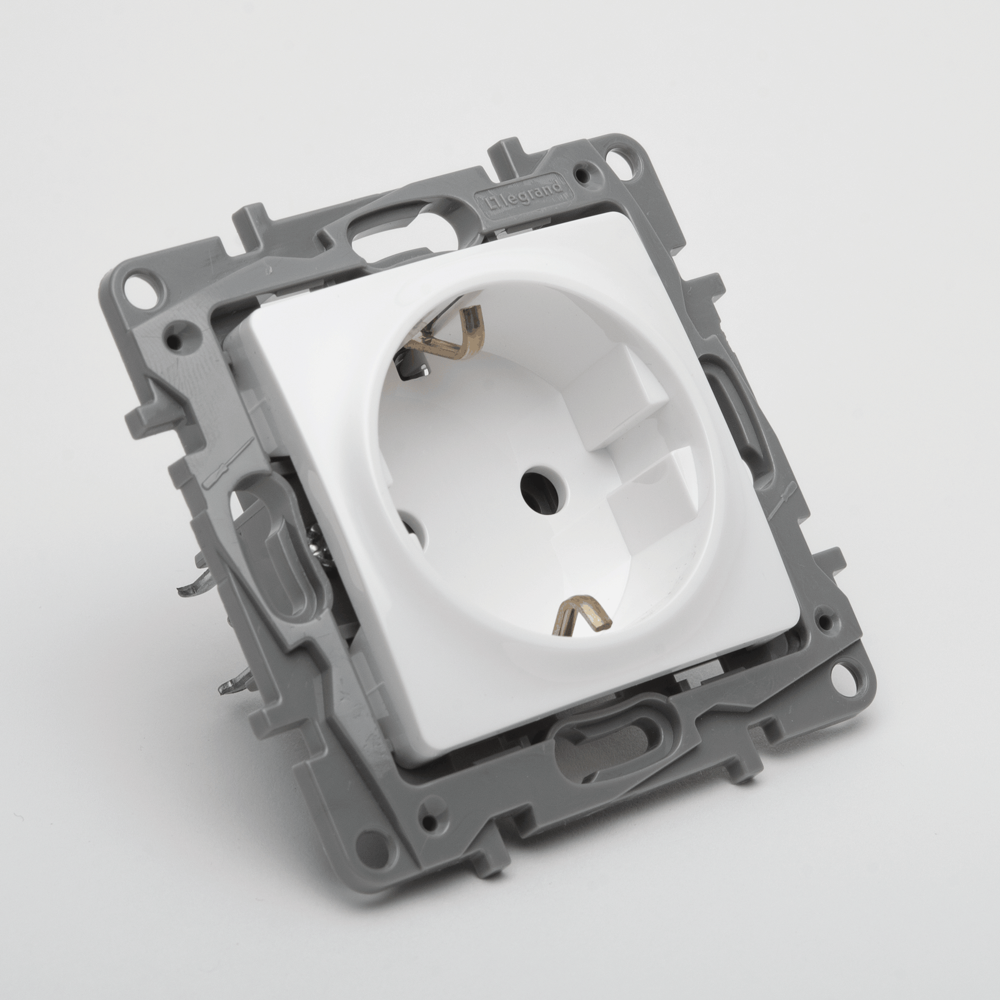 Priză Schuko 16 A 230 V alb pentru montaj încastrat, gamă Salbei Legrand