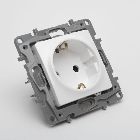 Priză Schuko 16 A 230 V alb pentru montaj încastrat, gamă Salbei Legrand