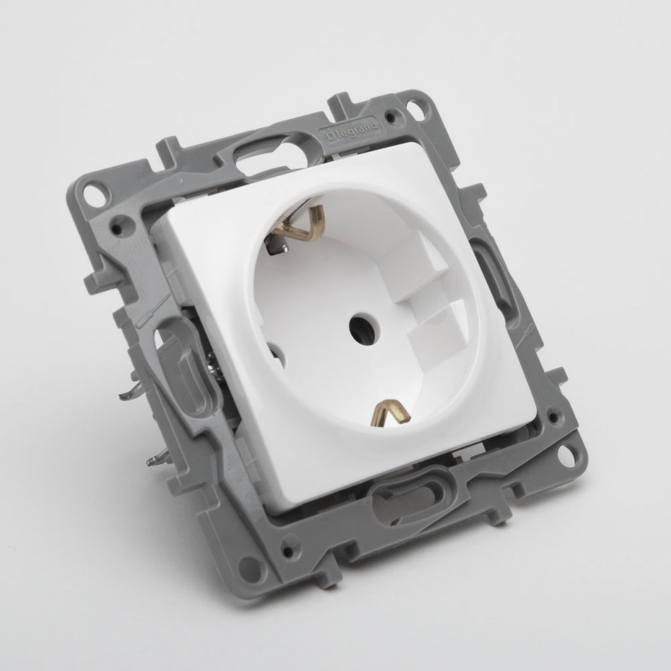 Priză Schuko 16 A 230 V alb pentru montaj încastrat, gamă Salbei Legrand