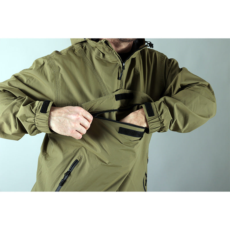 Jachetă impermeabilă LAHTI PRO cu glugă și buzunar frontal, material rip-stop, buzunare cu fermoar