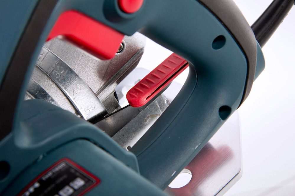 Fierăstrău circular manual TRYTON, motor puternic, protecție ajustabilă