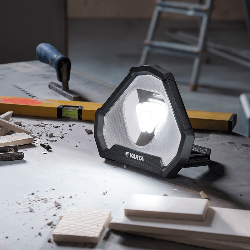 Lanternă de lucru cu LED COB Workflex Stadium de 1450 lm cu acumulator Varta VAR-WFS
