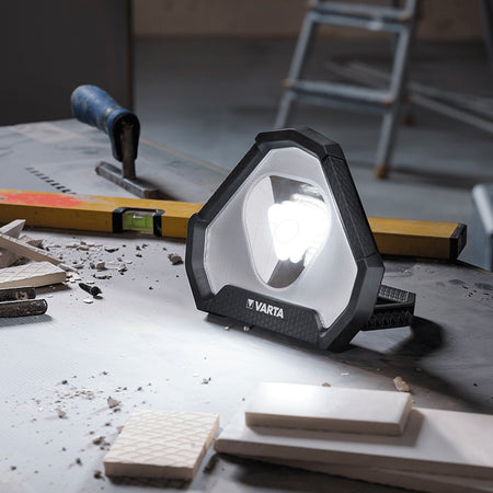 Lanternă de lucru cu LED COB Workflex Stadium de 1450 lm cu acumulator Varta VAR-WFS